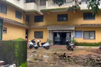 People fall into a hole before paying Commercial taxes at Quepem