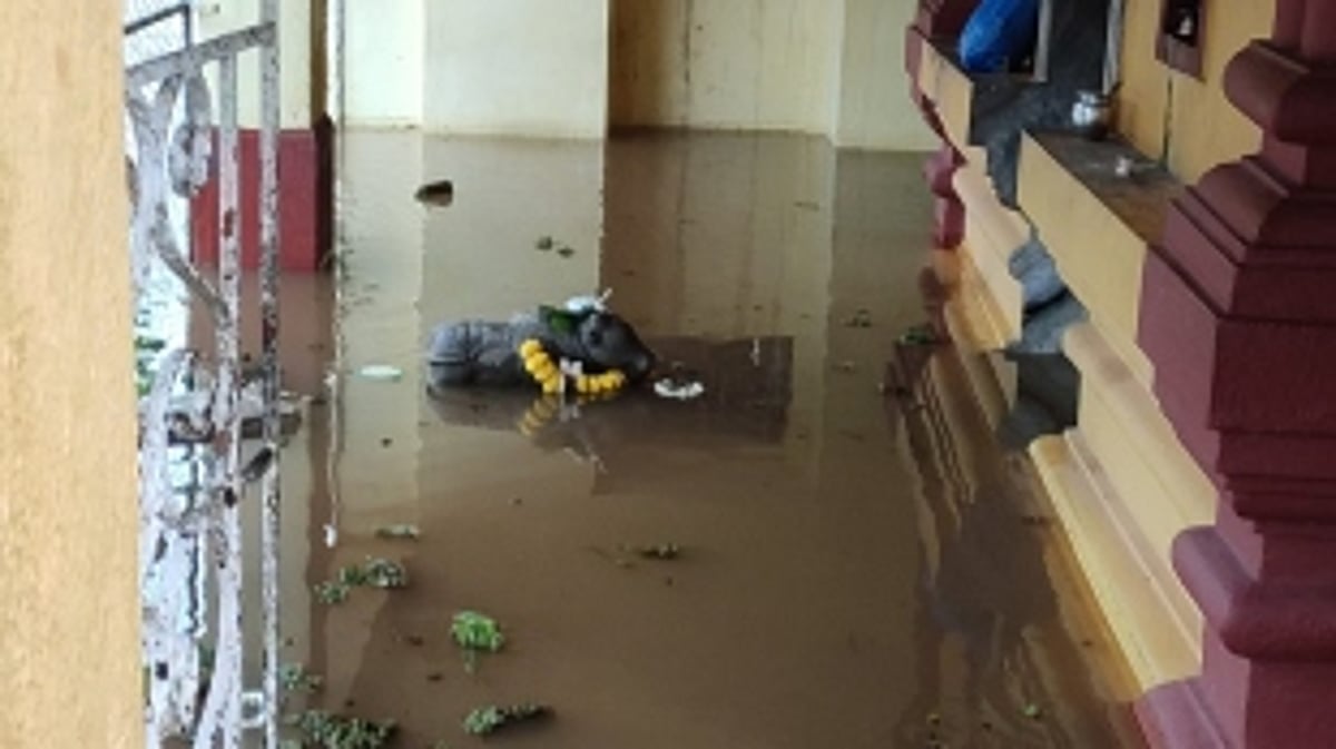 People flock to Harihareshwar Mahadev Temple at Parse