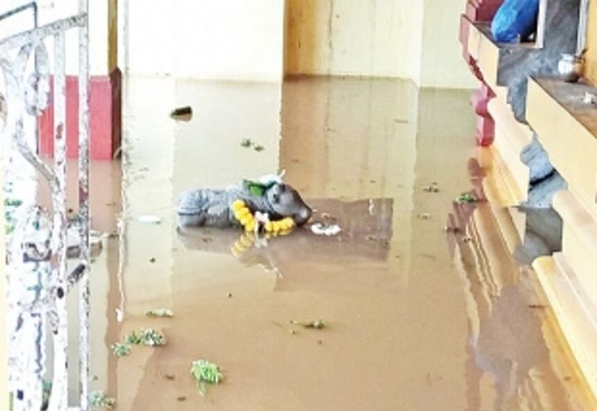 People flock to Harihareshwar Mahadev Temple at Parsem