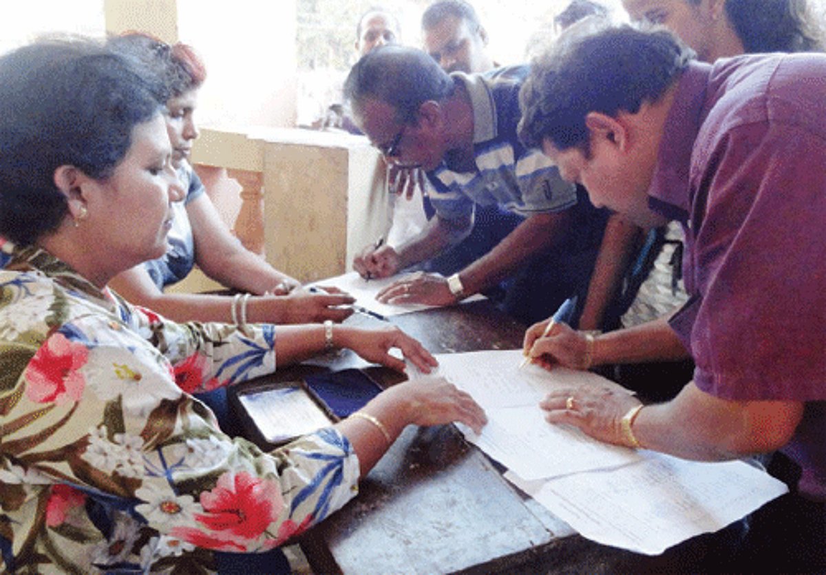 People participating in the signature campaign against the I-T raid on Velim parish priest.