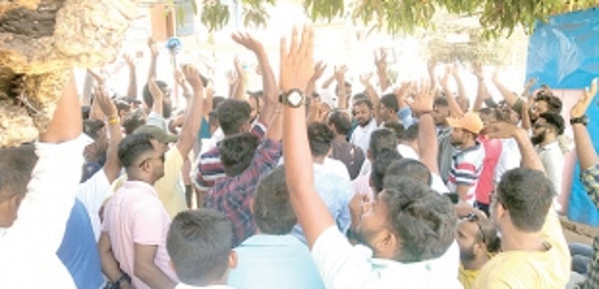 Pernem cabbies give ultimatum to  govt  till May 6 for notifying taxi stand at MIA