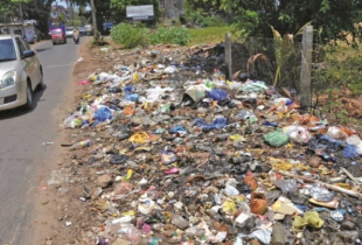 Pernem civic workers refuse to collect garbage, protest outside PMC office