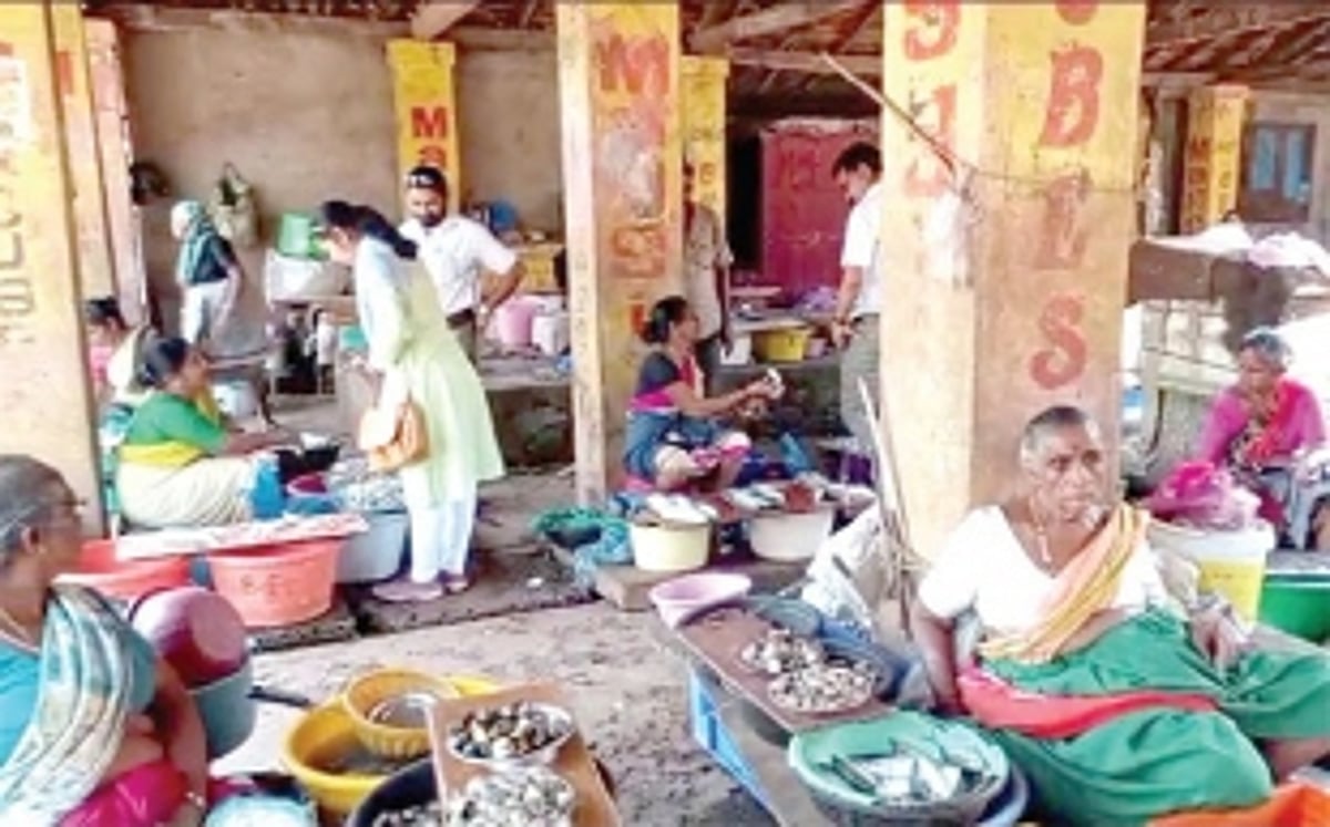 Pernem fisherwomen demand urgent repair of dilapidated fish market