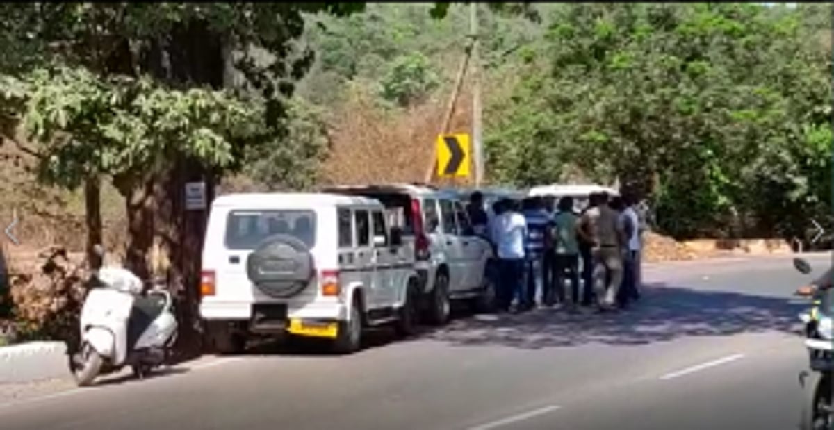 Pernem taxi operators block the roads leading to Mopa Airport