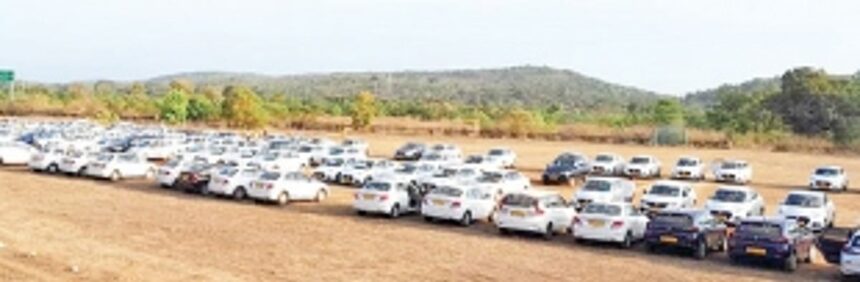 Pernem taximen give ultimatum till 1 pm today for notifying taxi stand at Mopa Airport; continue protest on Day Two