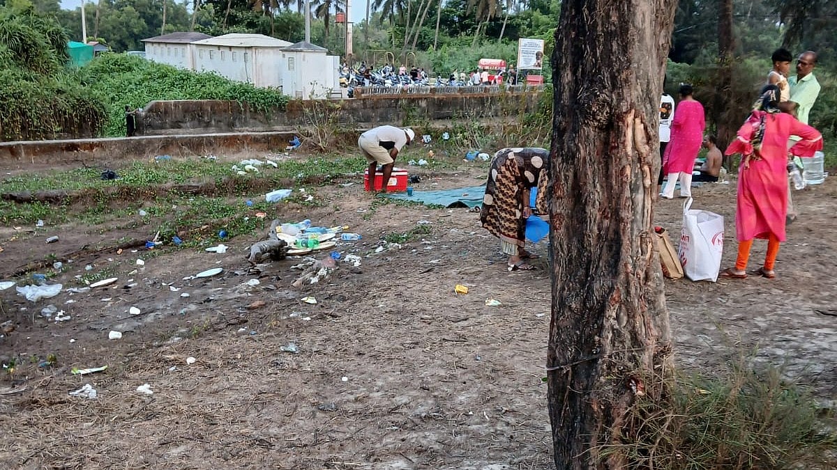 Picnic Goers Leave Varca Beach in South Goa Covered in Litter, Highlighting Irresponsible Behavior