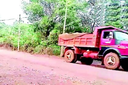 Pilgao locals and kids hit the road, stop ore trucks at night