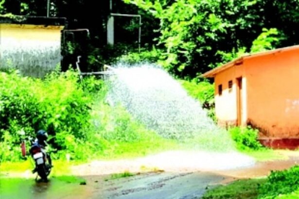Pipe bursts, spews thousands of litres of water near Junta Quarters