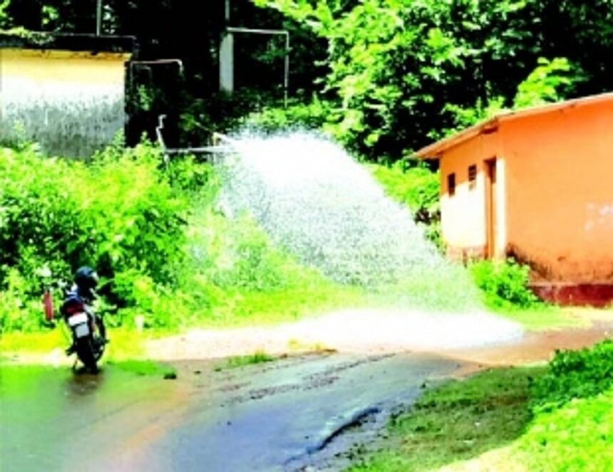 Pipe bursts, spews thousands of litres of water near Junta Quarters