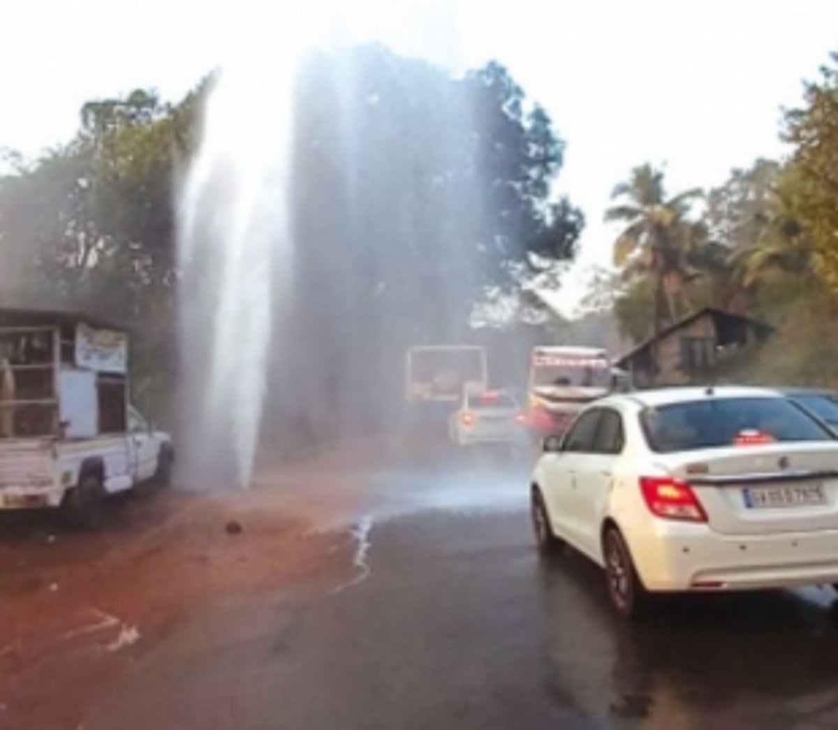 Pipeline bursts, spews water for  30 minutes at Khandepar Jn