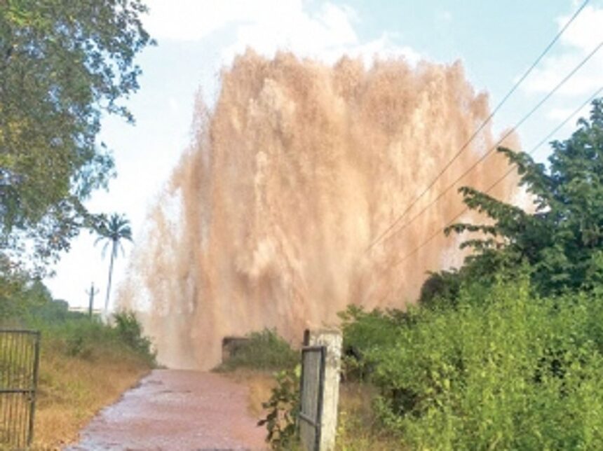 Pipeline supplying water to Mormugao, Salcete bursts 1 Pipeline supplying water to Mormugao, Salcete bursts