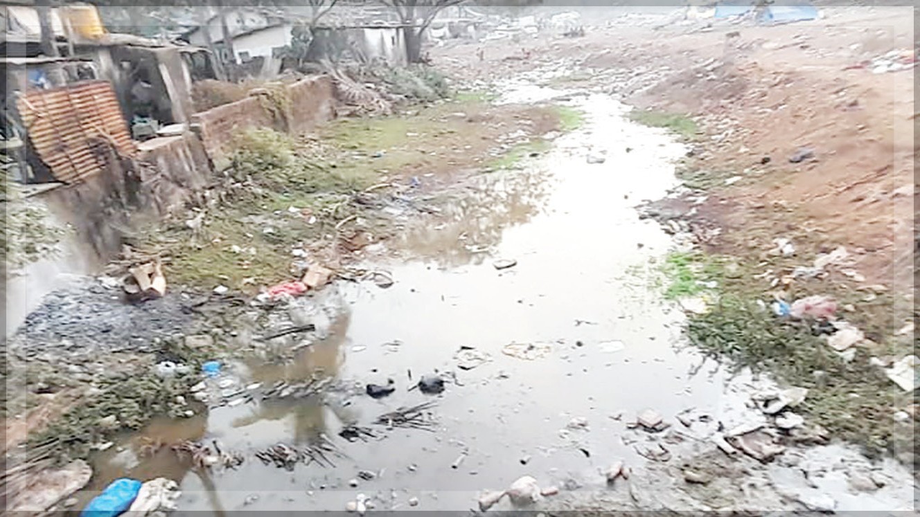 Plastic bags, bottles, human excreta choke once beautiful Cunchelim stream