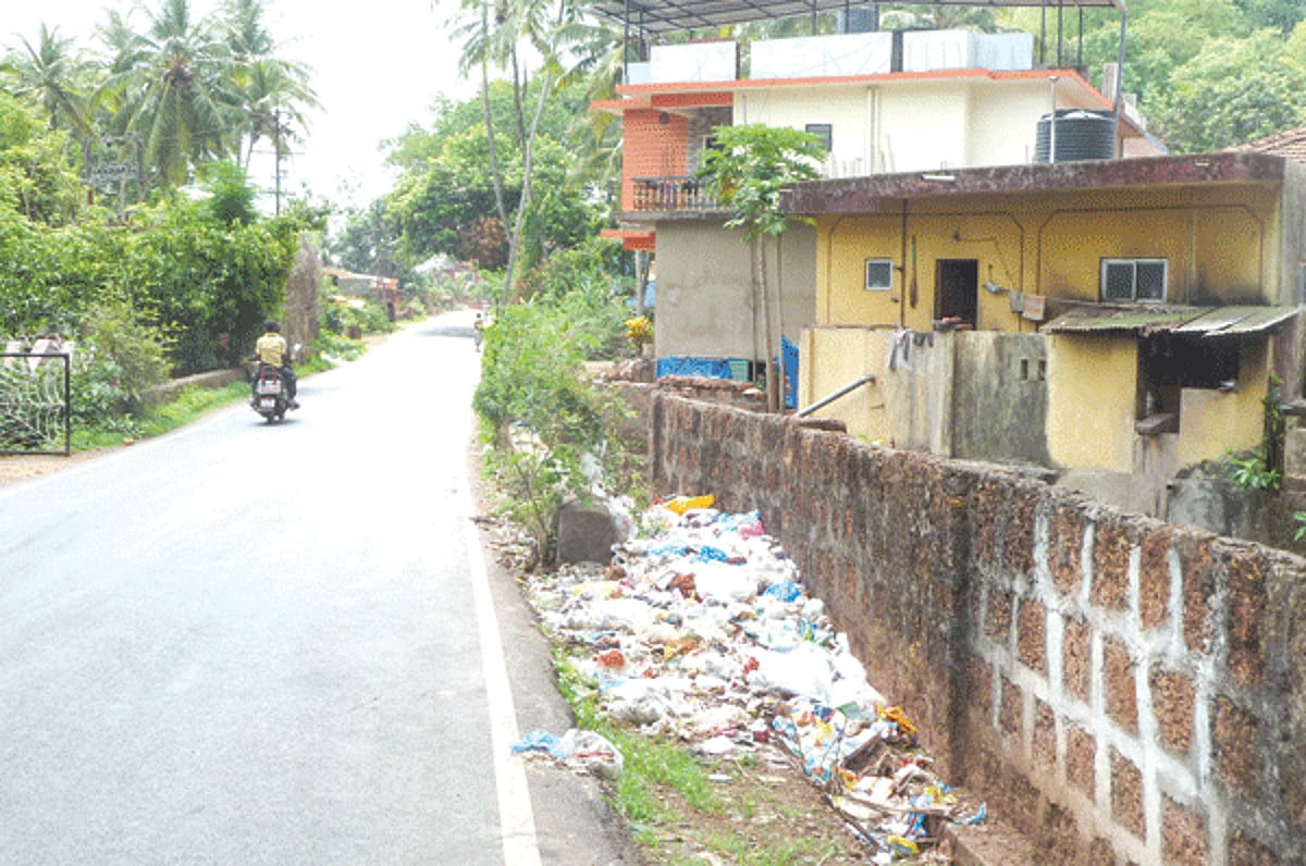 Plastic waste dumped along the roadside near Chovoth at Cortalim-Loutolim Junction