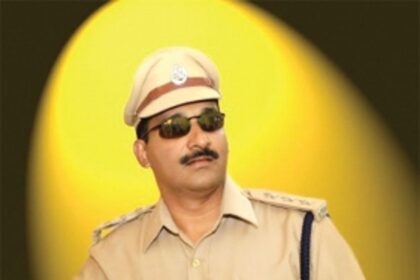 Play it again, Sammy: The cop is back on stage!