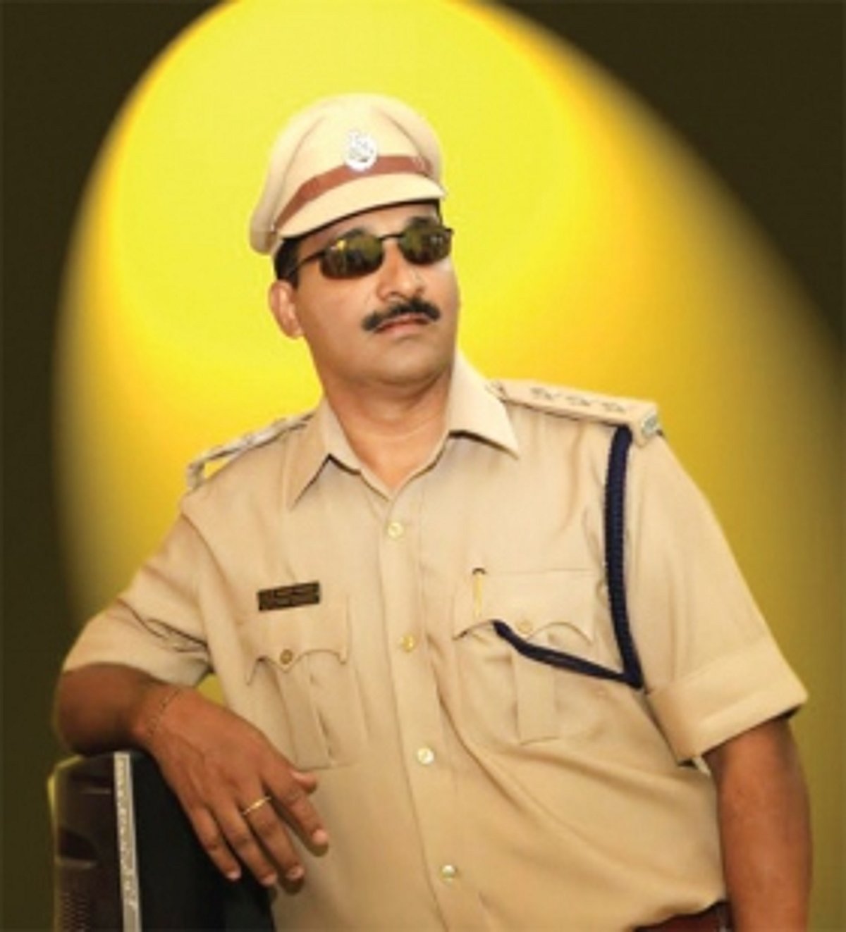 Play it again, Sammy: The cop is back on stage!