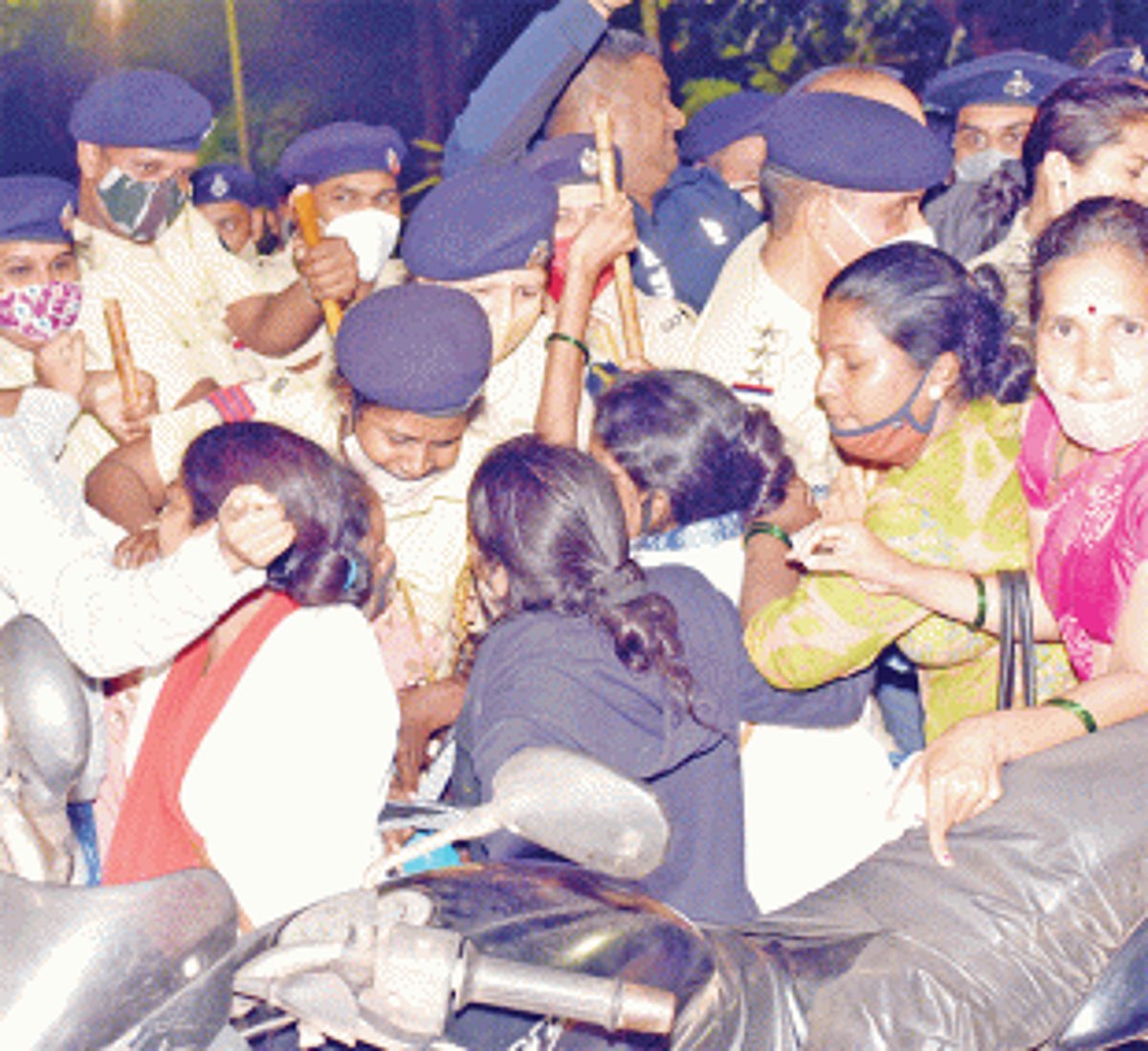 Police arrests Congress and TMC members, who were supporting the protestors