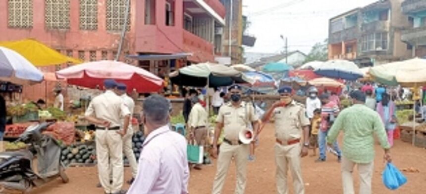 Police, civic body create awareness  on COVID in Ponda market