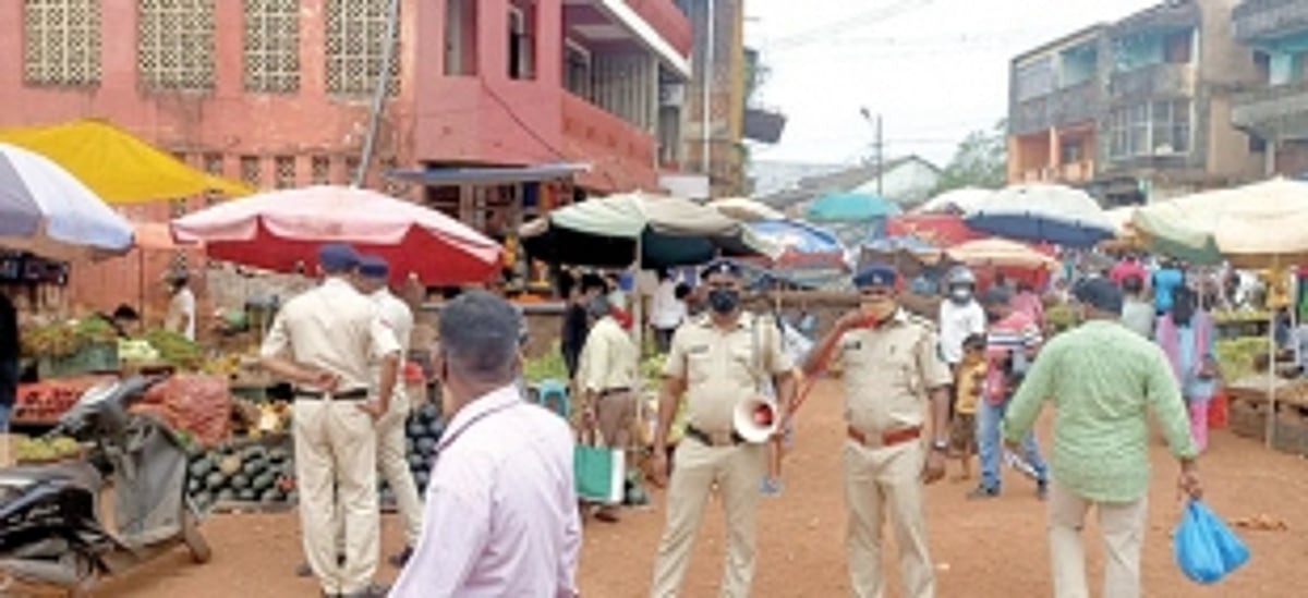 Police, civic body create awareness  on COVID in Ponda market