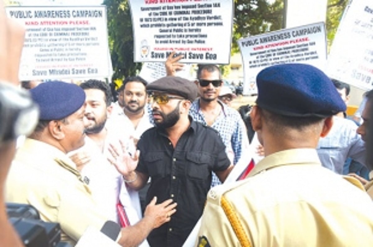 Police detain Cong workers holding  awareness drive on Section 144