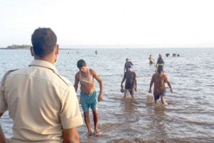 Police drive away those collecting clams at Dabolim