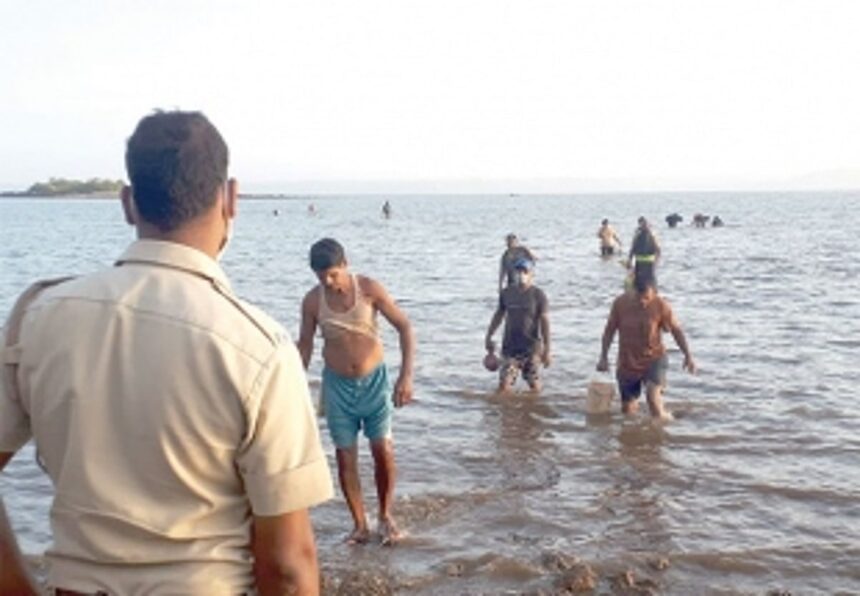 Police drive away those collecting clams at Dabolim
