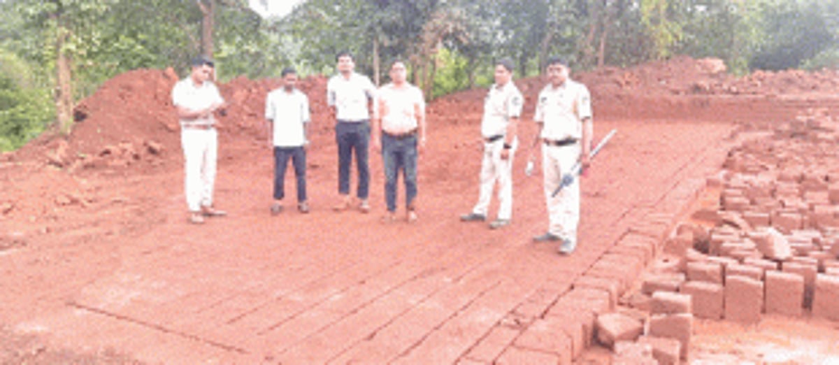 Police raid on laterite quarry, seize machinery