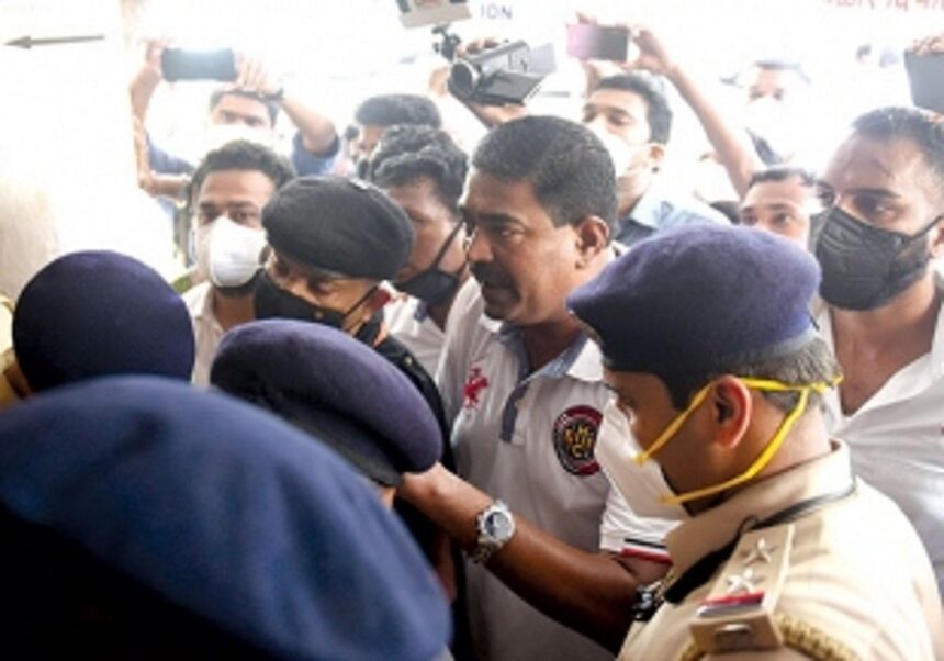 Police restrain Congress workers from entering Dept of Women and Child office 1 Police restrain Congress workers from entering Dept of Women and Child office