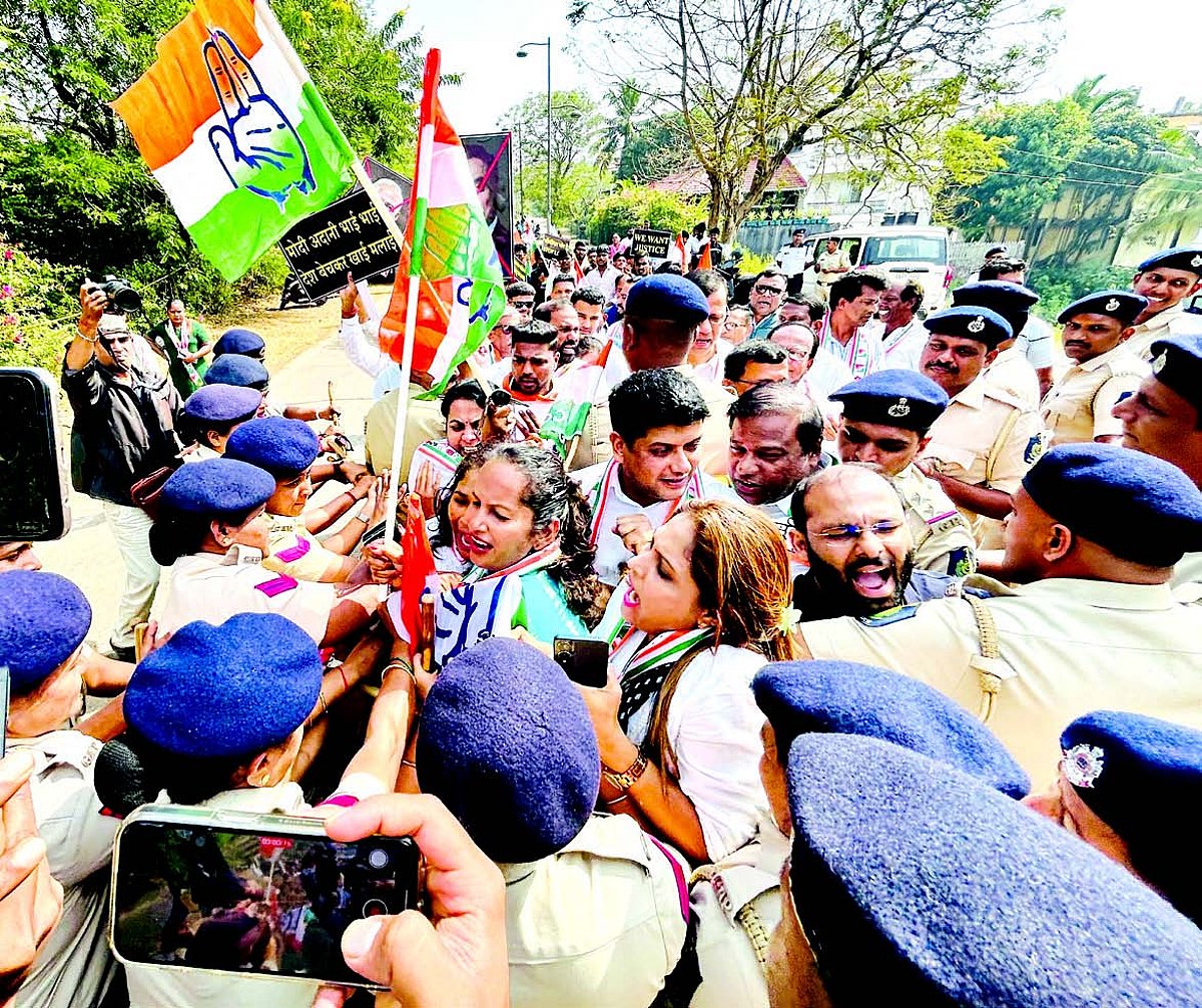 Police thwart Congress march to Raj Bhavan