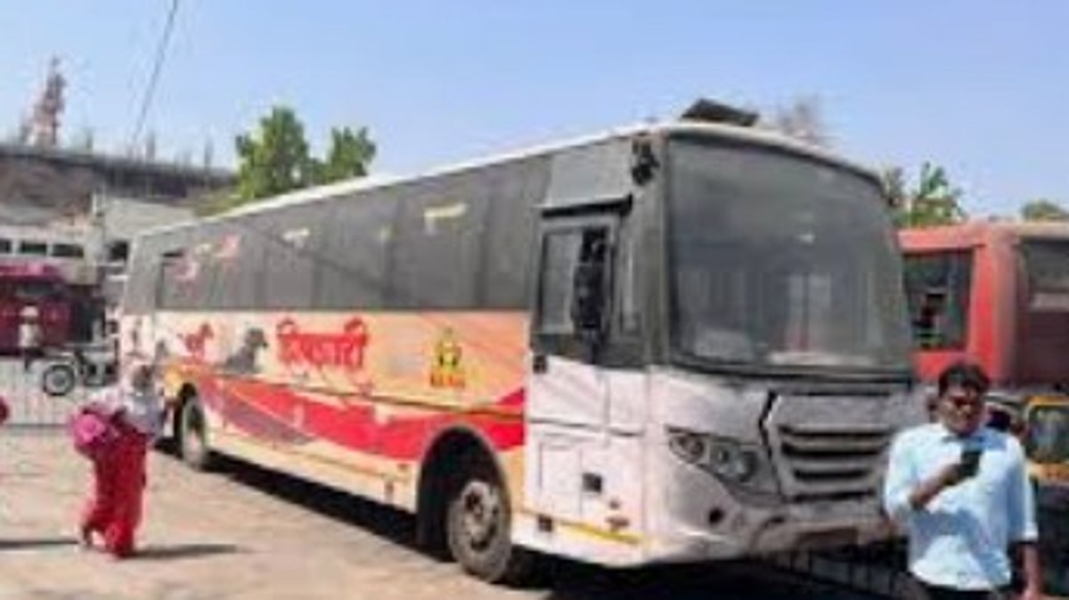 Political Parties Protest Alleged Sexual Assault on MSRTC Bus at Swargate Depot