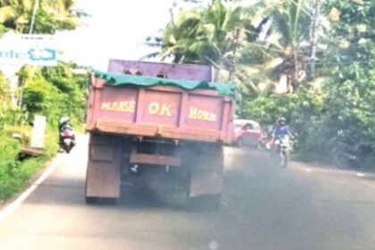 Polluting trucks, with invisible number plate, ply near St Xavier’s College Mapusa