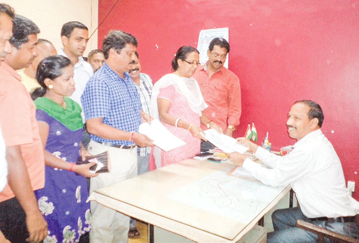 Ponda Councillors Radhika Naik and Shantaram Kolvekar submit their nomination papers to PMC CO Sagun Velip.