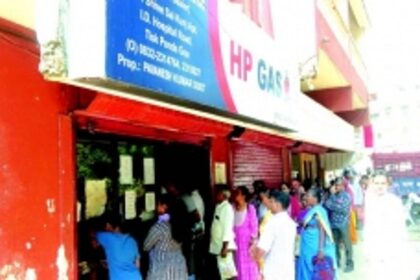Ponda LPG consumers make a beeline in scorching heat to meet Dec 31 KYC deadline