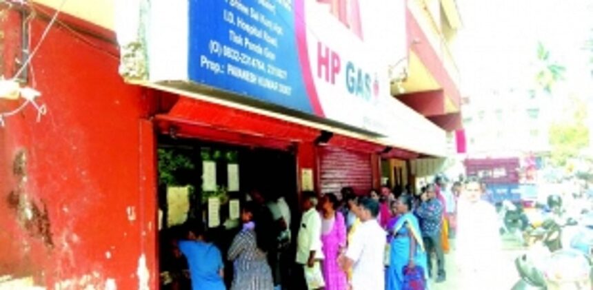 Ponda LPG consumers make a beeline in scorching heat to meet Dec 31 KYC deadline
