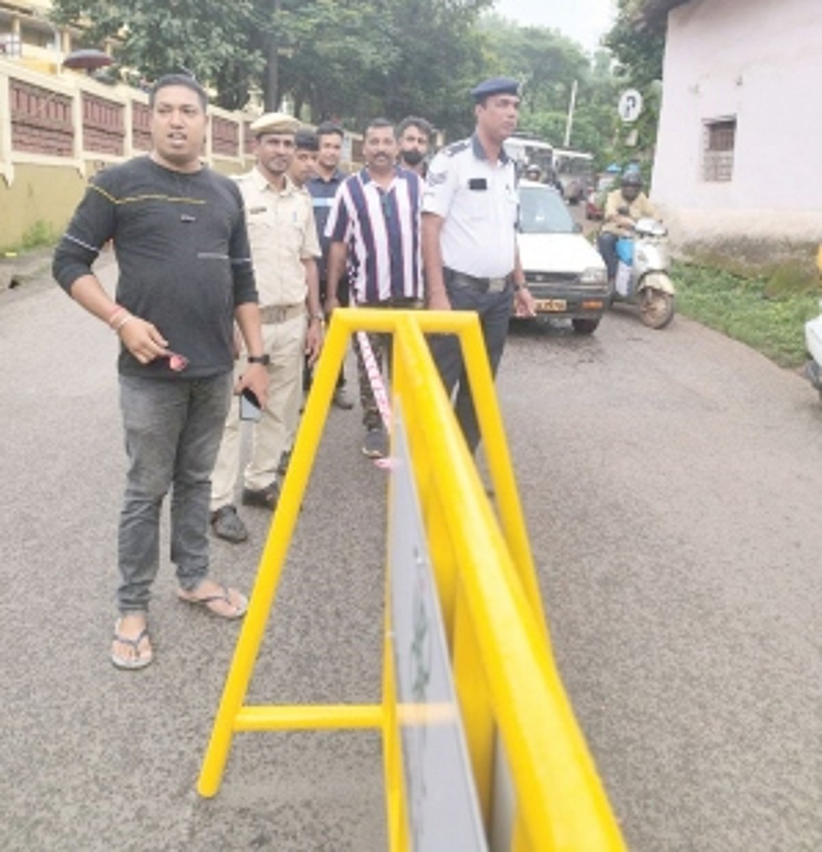 Ponda RTO install  barricades in front  of Almeida School