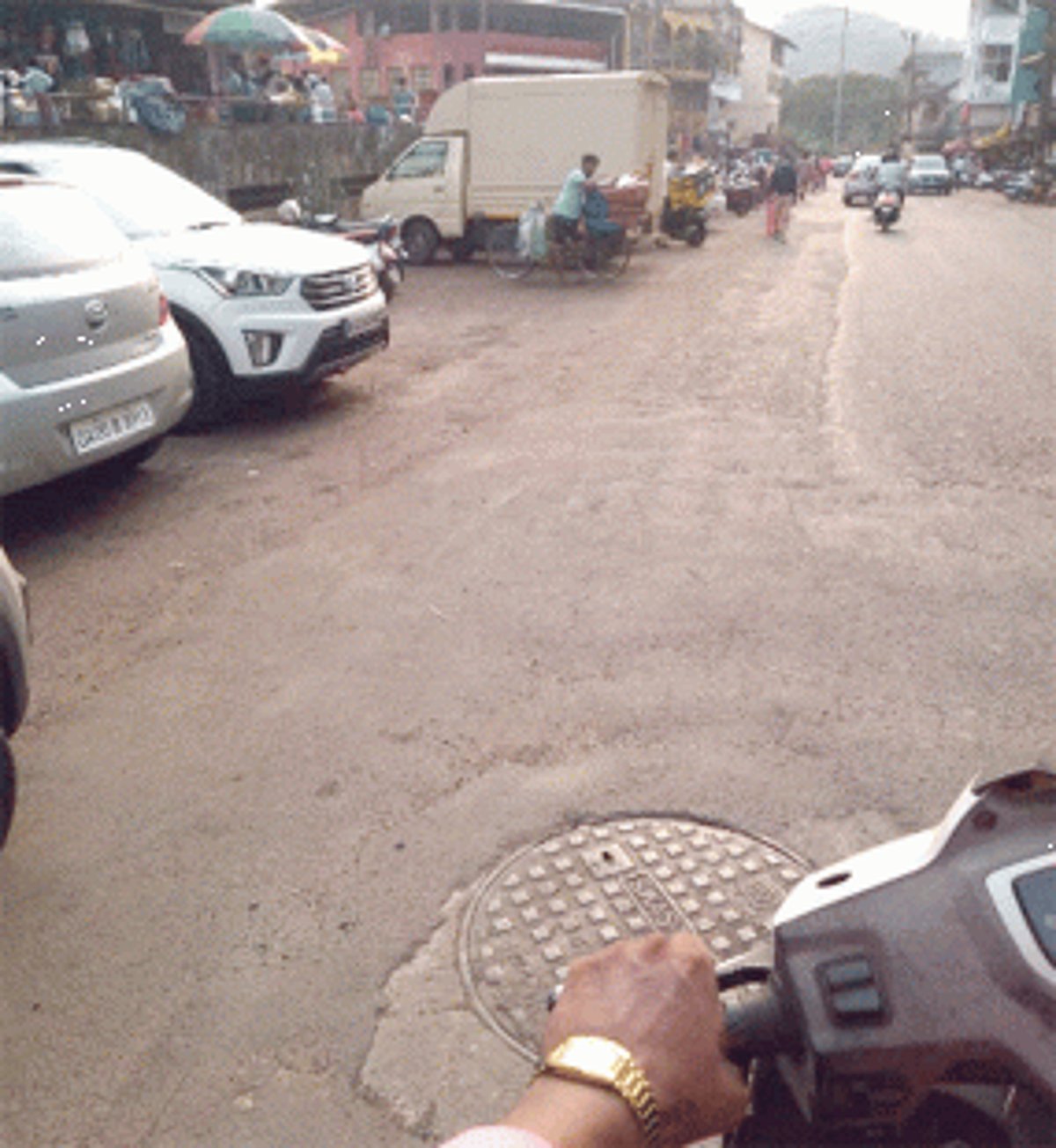 Ponda civic body officials clear footpath vendors from outside the market