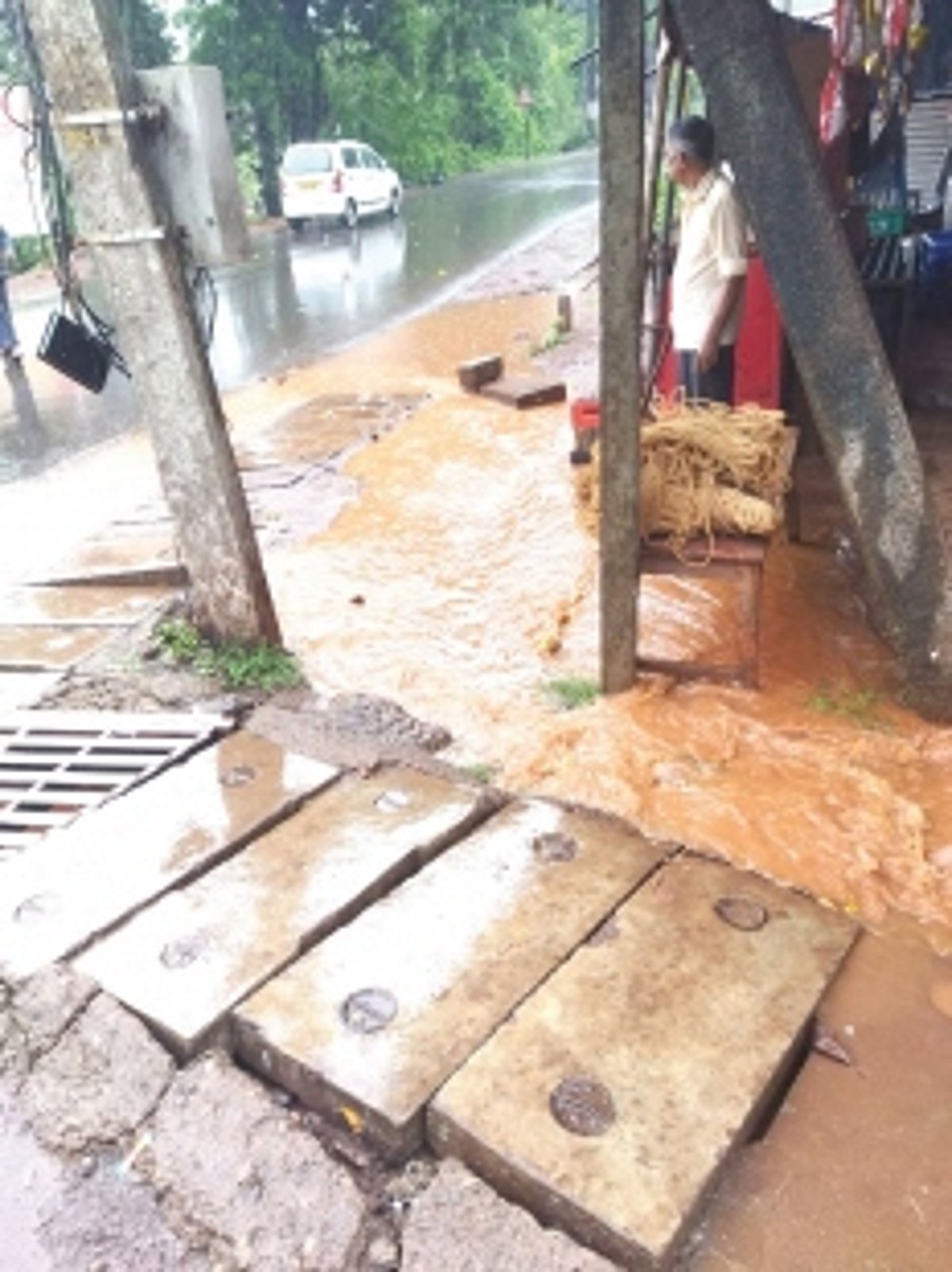 Ponda floods with heavy rains  as choked gutters overflow