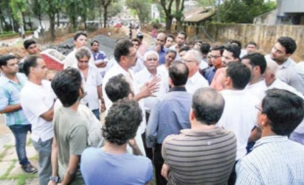 Ponda locals object to concrete pillars in Kranti Maidan