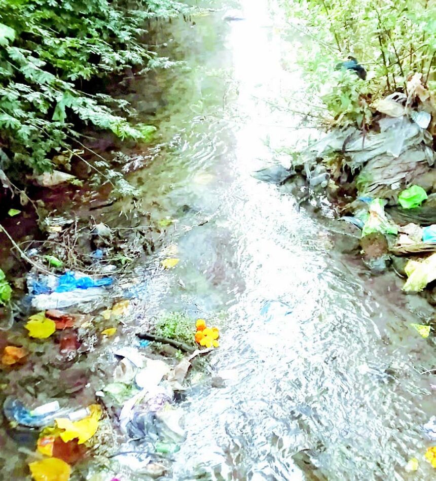 Ponda nullah turns into dumping ground, farmers abandon fields 1 Ponda nullah turns into dumping ground, farmers abandon fields