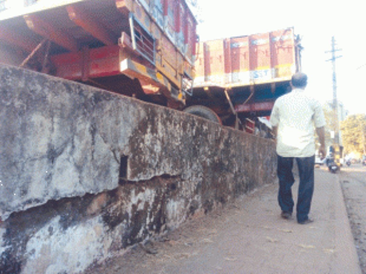 Ponda residents resent dangerous parking of trucks