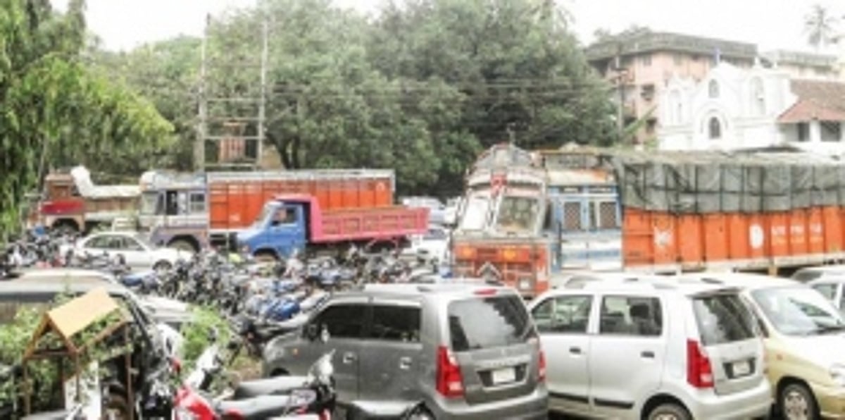 Pondaitees urge police to regulate traffic during festive days