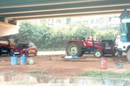 Pondaites call for using space below stilt flyover for parking to decongest town