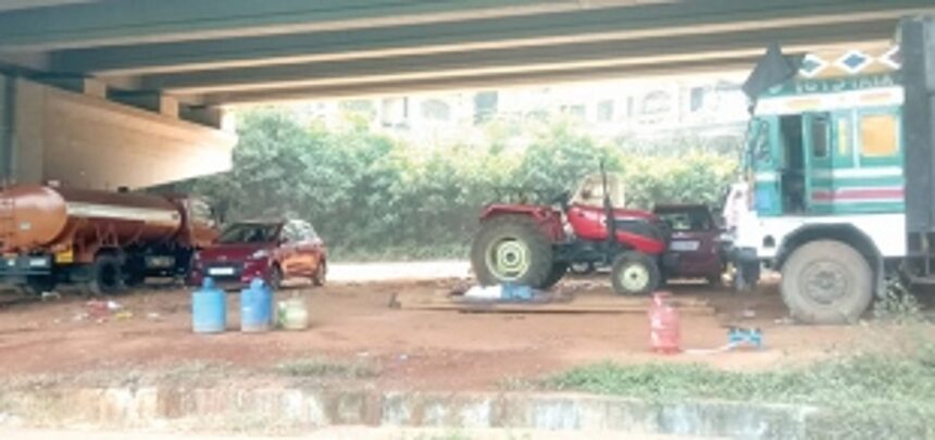 Pondaites call for using space below stilt flyover for parking to decongest town