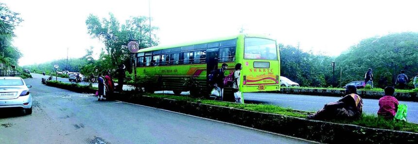 Pondaites complain Panjim-bound K’taka buses dropping passengers at Safa Masjid Junction 1 Pondaites complain Panjim-bound K’taka buses
dropping passengers at Safa Masjid Junction
