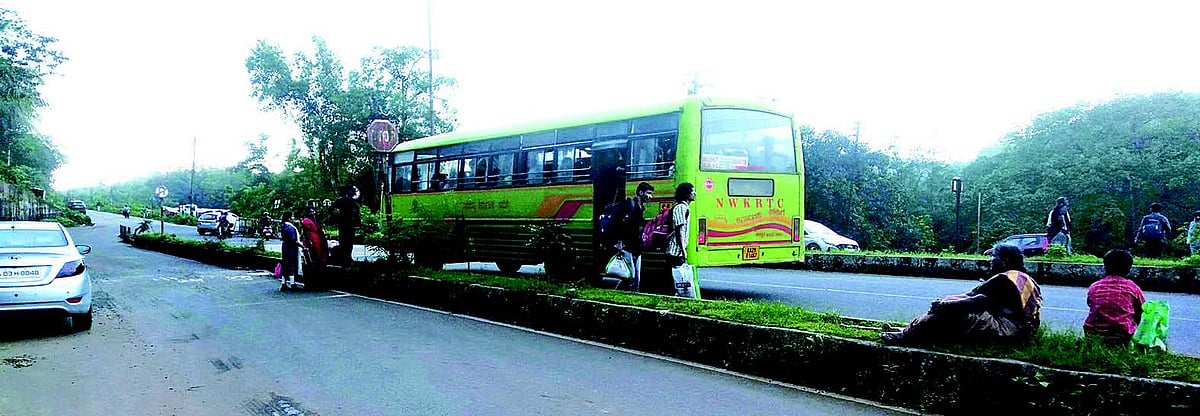 Pondaites complain Panjim-bound K’taka buses
dropping passengers at Safa Masjid Junction