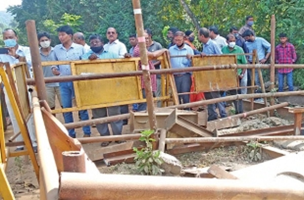 Pondaites gherao sewerage officials