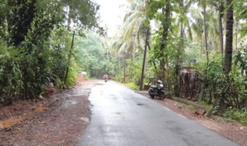 Poor condition of road puts commuters at risk 1 Poor condition of road puts commuters at risk