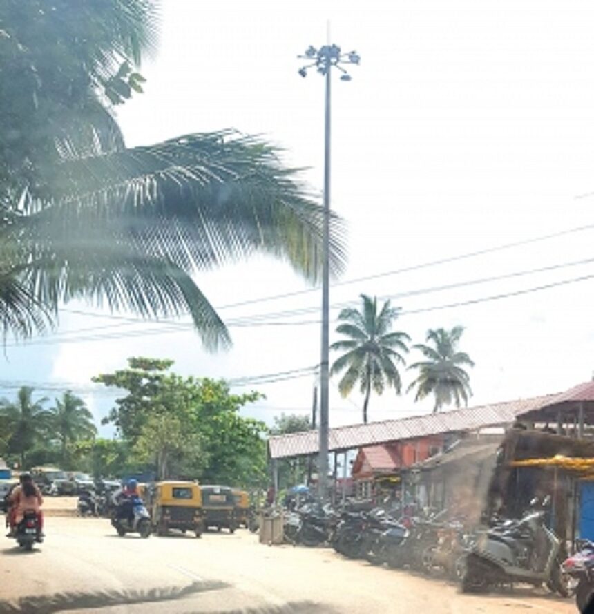 Poor traffic control, illegal vendors compound congestion near Margao Railway Station