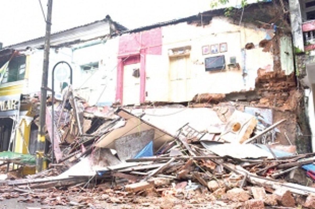 Portion of old building  collapses in Panjim