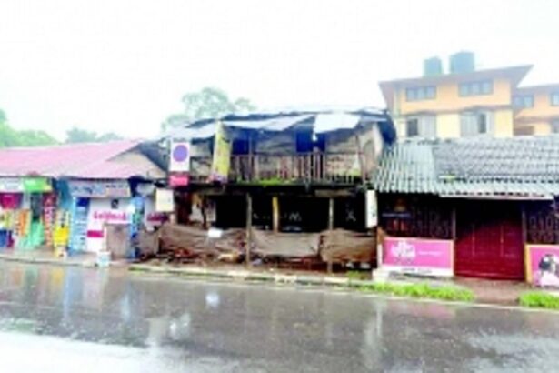 Portion of over 100-yr-old building collapses in Calangute market, shops down shutters