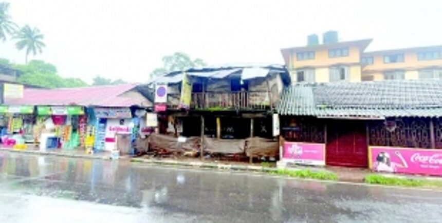 Portion of over 100-yr-old building collapses in Calangute market, shops down shutters